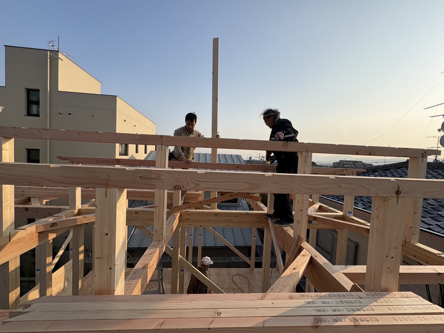 2階建て賃貸アパートの棟上げ(上棟)