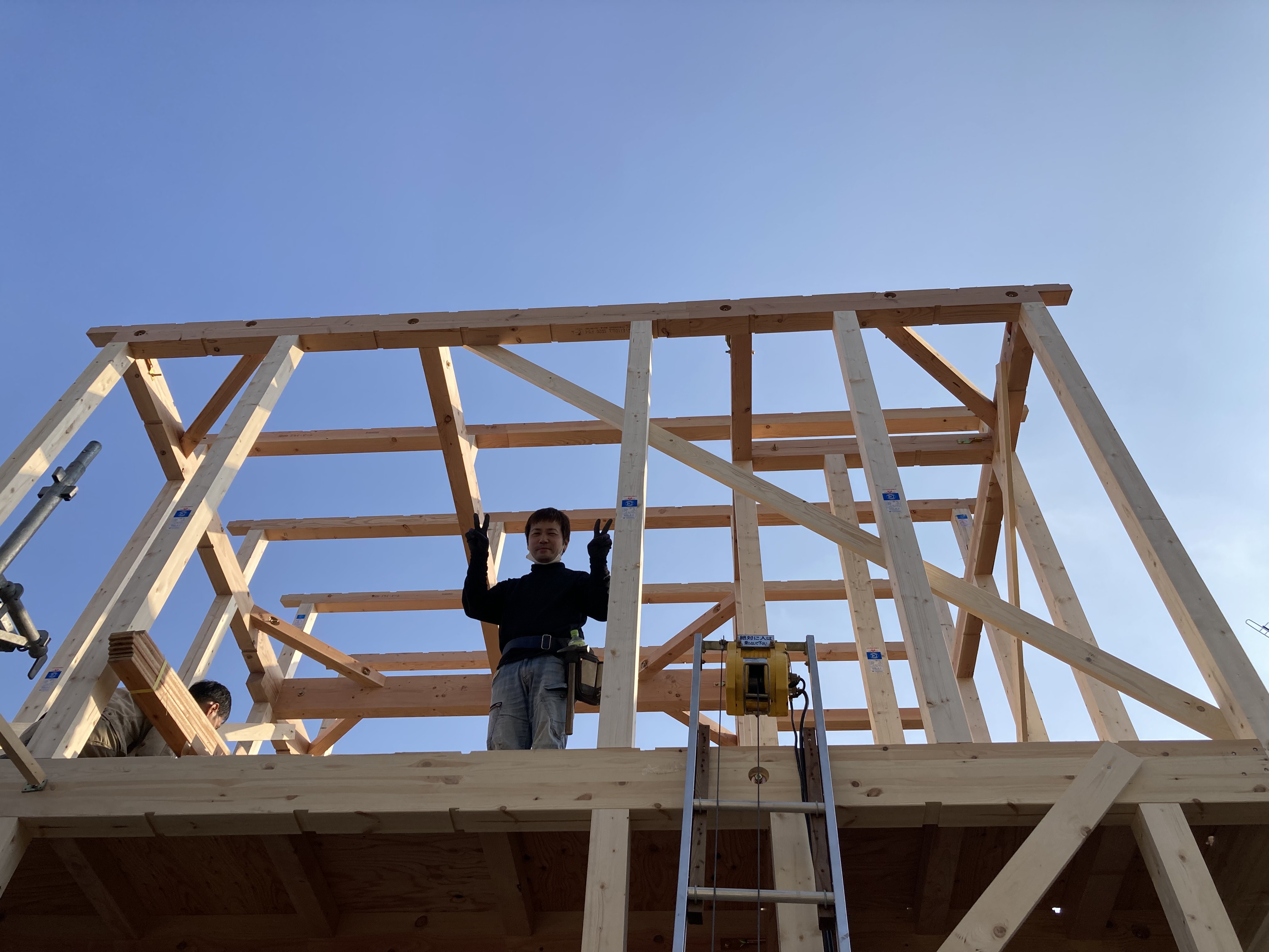 2階建て賃貸アパートの棟上げ(上棟)