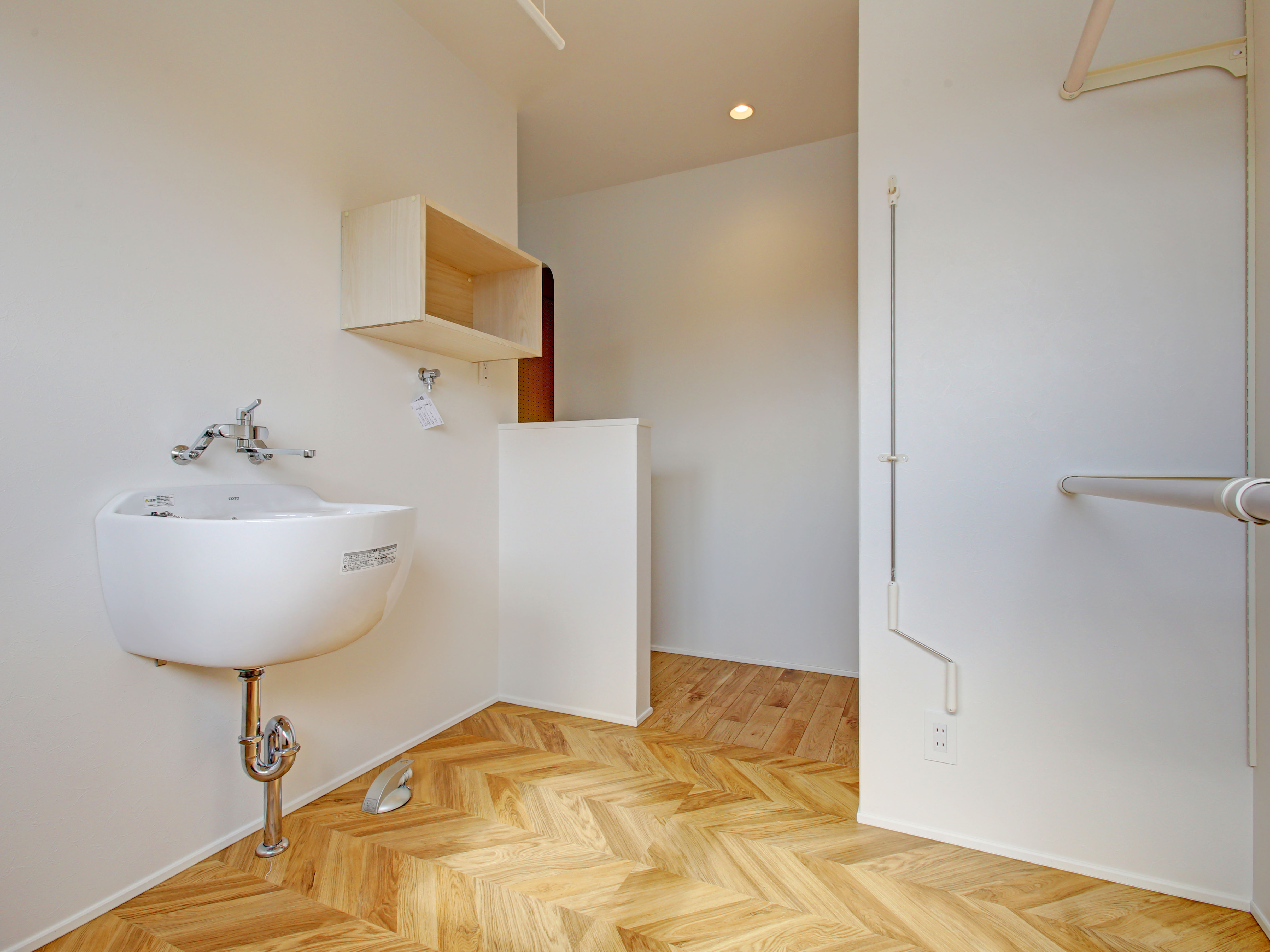 家族4人の暮らしにちょうどいい。ヘリンボーン床が映える、おしゃれランドリールーム