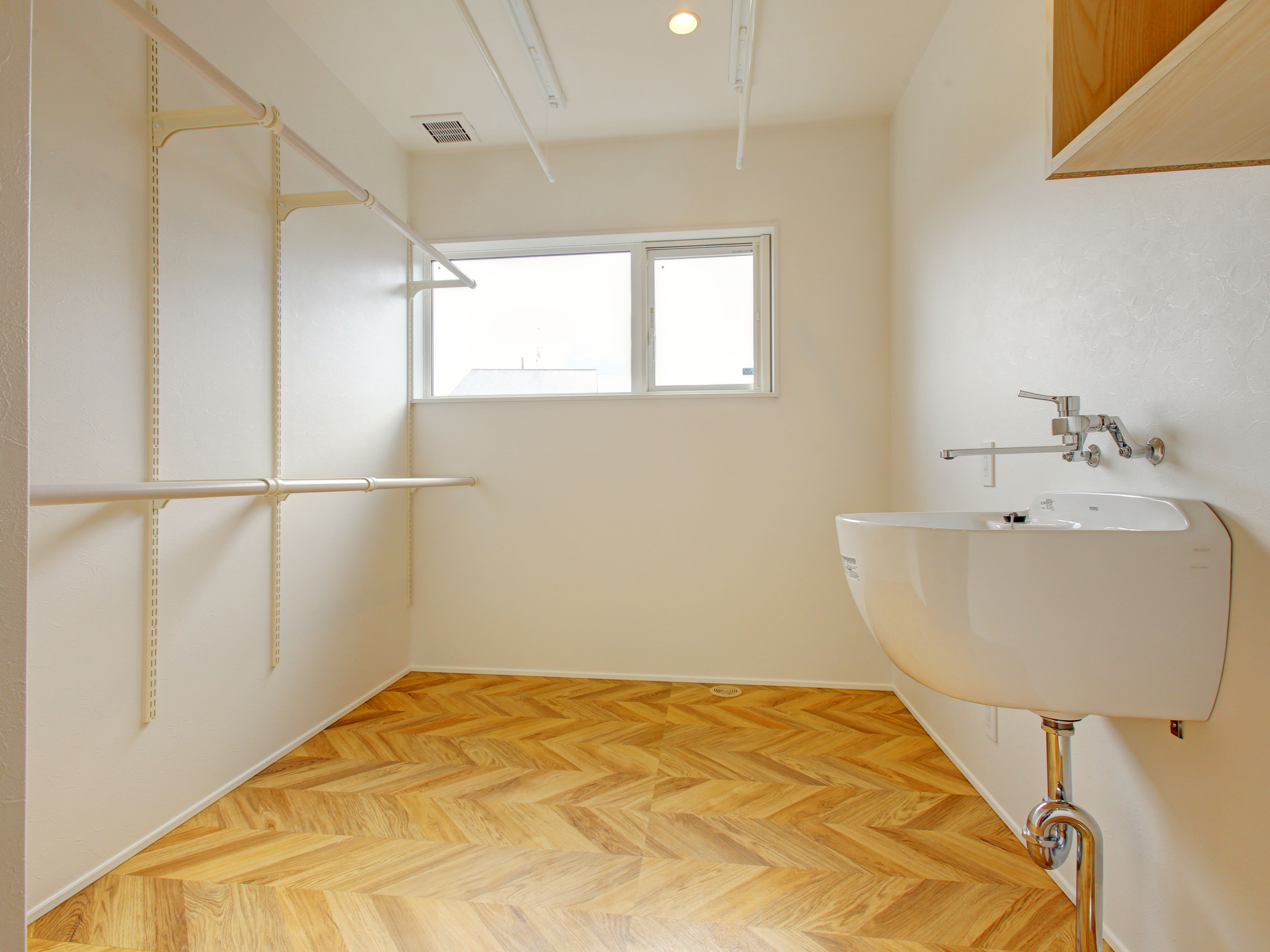 家族4人の暮らしにちょうどいい。ヘリンボーン床が映える、おしゃれランドリールーム