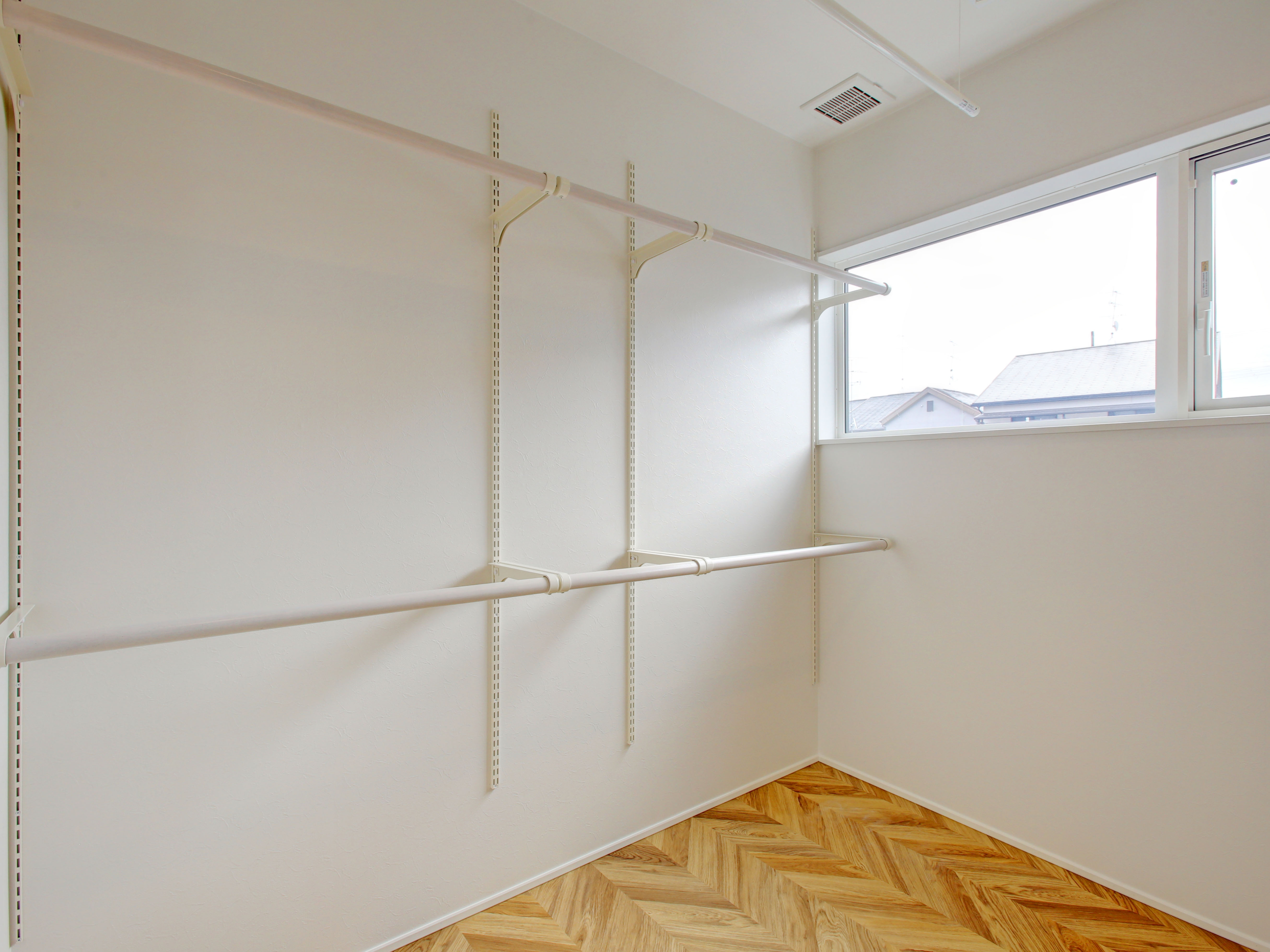 家族4人の暮らしにちょうどいい。ヘリンボーン床が映える、おしゃれランドリールーム